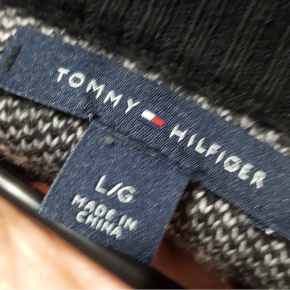 Tommy Hilfiger beautiful winter sweater with snowflakes- large - Picture 7 of 7